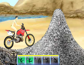 Spel-meisje-op-een-motorfiets-2